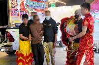 警察官が「獅子舞」に変装して逮捕劇！警察幹部の自宅から200万バーツ相当を盗んだ連続窃盗犯を確保