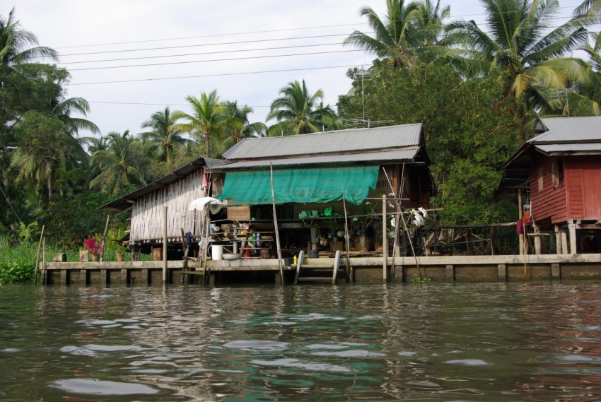 ダムヌン・サドゥアク水上マーケット（ตลาดน้ําดําเนินสะดวก）