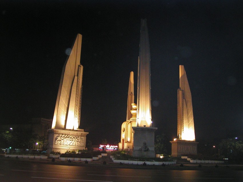 民主記念塔（อนุสาวรีย์ประชาธิปไตย）